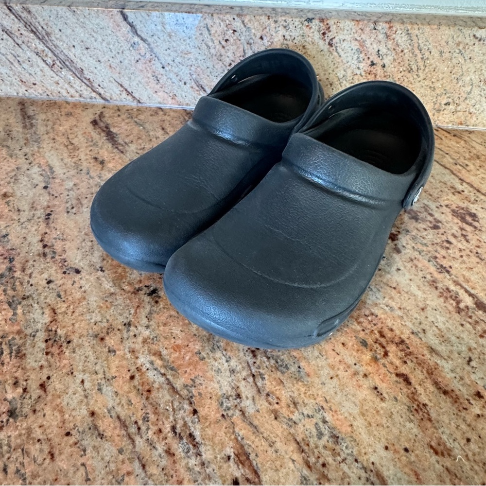 CROCS Women’s Size 6 Black Clogs - Picture 2 of 5